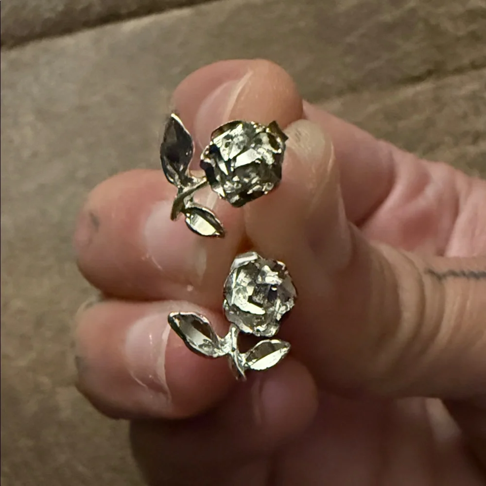 Vintage Silver Rose Stud Earrings - Silver Floral Vintage - Picture 2 of 5